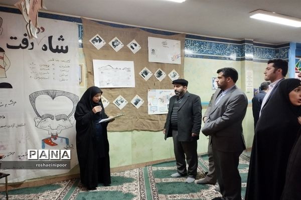 افتتاحیه نمایشگاه مدرسه انقلاب در دبیرستان هفده شهریور شهرستان فیروزکوه
