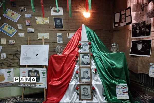 افتتاحیه نمایشگاه مدرسه انقلاب در دبیرستان هفده شهریور شهرستان فیروزکوه