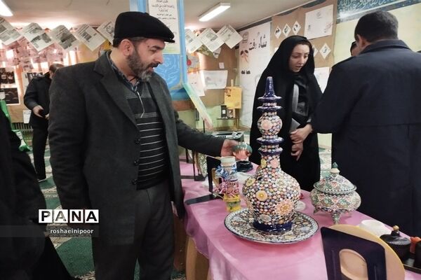 افتتاحیه نمایشگاه مدرسه انقلاب در دبیرستان هفده شهریور شهرستان فیروزکوه