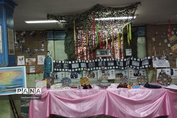 افتتاحیه نمایشگاه مدرسه انقلاب در دبیرستان هفده شهریور شهرستان فیروزکوه