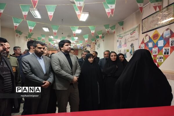 افتتاحیه نمایشگاه مدرسه انقلاب در دبیرستان هفده شهریور شهرستان فیروزکوه