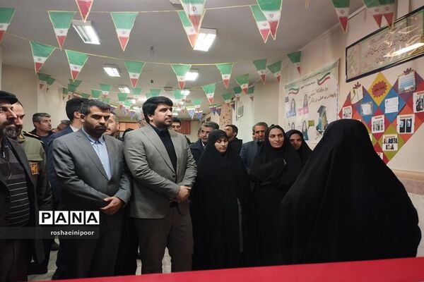 افتتاحیه نمایشگاه مدرسه انقلاب در دبیرستان هفده شهریور شهرستان فیروزکوه