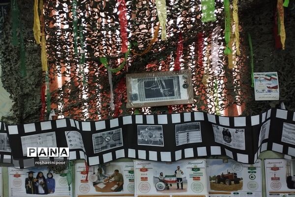 افتتاحیه نمایشگاه مدرسه انقلاب در دبیرستان هفده شهریور شهرستان فیروزکوه