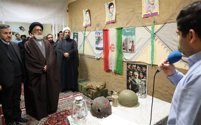 بازدید امام جمعه قم از نمایشگاه «مدرسه انقلاب» در دبیرستان ماندگار شیخ صدوق