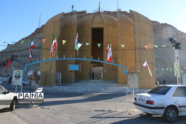 گلباران مزار شهدای قم در دهه فجر