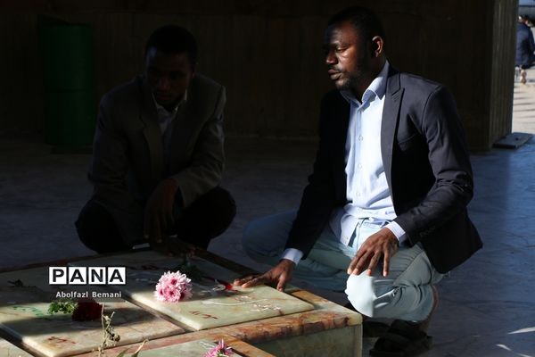 گلباران مزار شهدای قم در دهه فجر