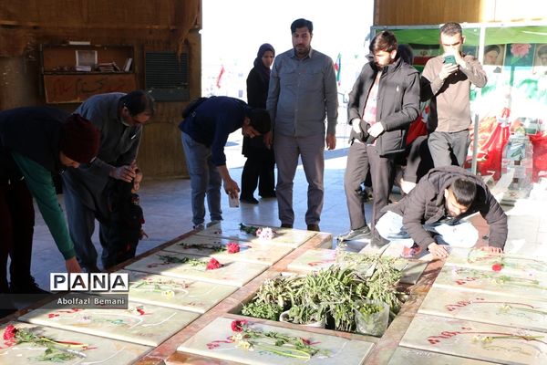 گلباران مزار شهدای قم در دهه فجر