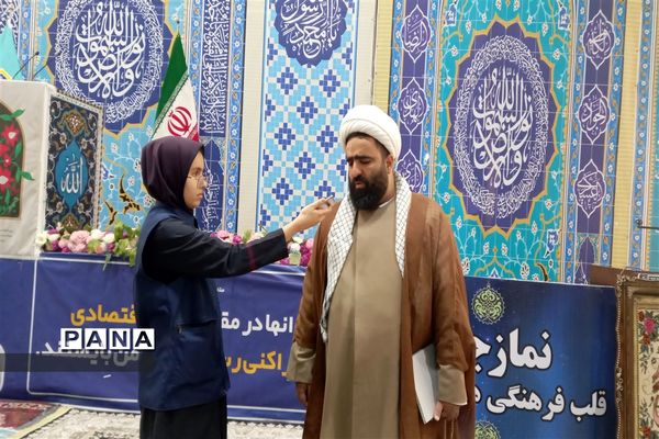 میز خدمت در نمازجمعه شهرستان قدس به‌مناسبت دهه فجر در شهرستان قدس