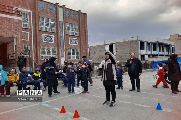 مسابقه ورزشی پدر و پسری به‌مناسبت دهه فجر در دبستان پسرانه احدیان