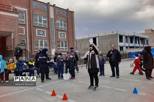 مسابقه ورزشی پدر و پسری به‌مناسبت دهه فجر در دبستان پسرانه احدیان