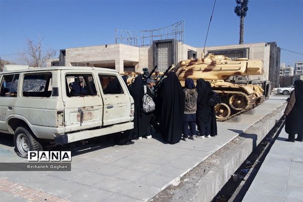 بازدید دانش‌آموزان دبیرستان  فرهنگ ام ابیها (س) ناحیه ۵  از مرکز فرهنگی و موزه دفاع مقدس
