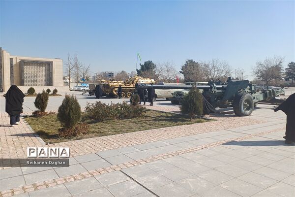 بازدید دانش‌آموزان دبیرستان  فرهنگ ام ابیها (س) ناحیه ۵  از مرکز فرهنگی و موزه دفاع مقدس