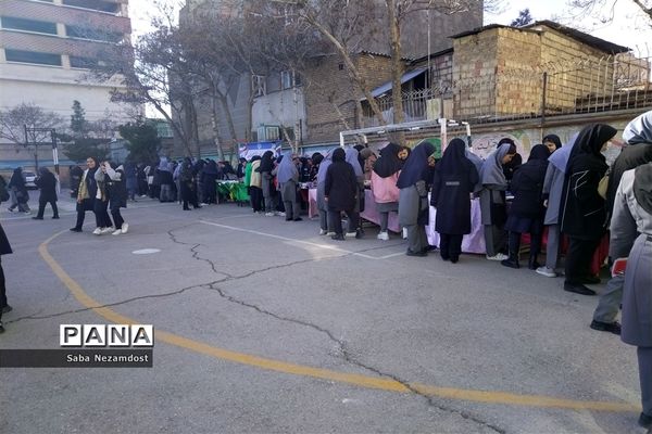 برگزاری بازارچه کسب و کار در مدرسه امجدی  ناحیه ۵ مشهد