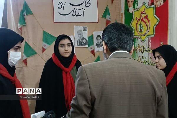نمایشگاه مدرسه انقلاب در دبیرستان شاهد بهشت رباط‌کریم