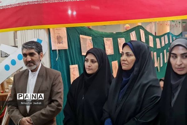 نمایشگاه مدرسه انقلاب در دبیرستان شاهد بهشت رباط‌کریم