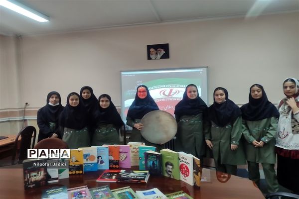 نمایشگاه مدرسه انقلاب در دبیرستان شاهد بهشت رباط‌کریم