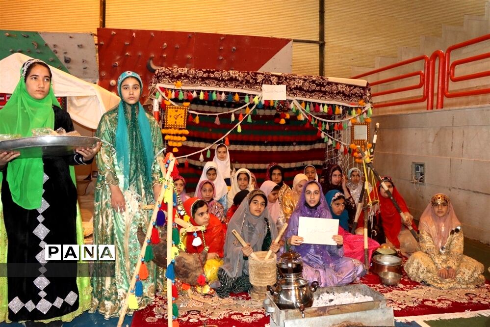 تصاویری از مانور نمادین یاوران انقلاب در سالن شهید تندگویان بروجن