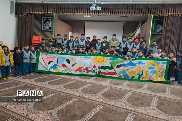 اجرای نقاشی همگانی یاران حاج قاسم در دبستان شاهد کاشمر