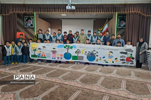 اجرای نقاشی همگانی یاران حاج قاسم در دبستان شاهد کاشمر