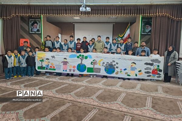 اجرای نقاشی همگانی یاران حاج قاسم در دبستان شاهد کاشمر