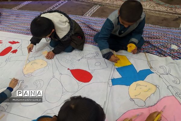 اجرای نقاشی همگانی یاران حاج قاسم در دبستان شاهد کاشمر