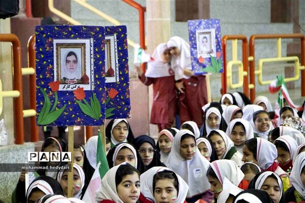 جشن دو هزار نفری دانش‌آموزان یزدی