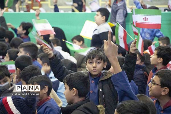 جشن دو هزار نفری دانش‌آموزان یزدی