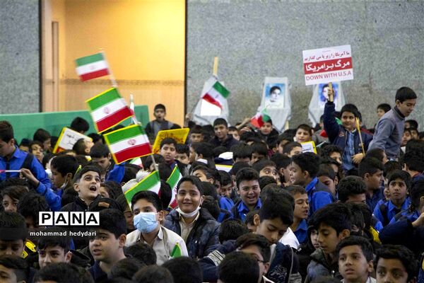 جشن دو هزار نفری دانش‌آموزان یزدی