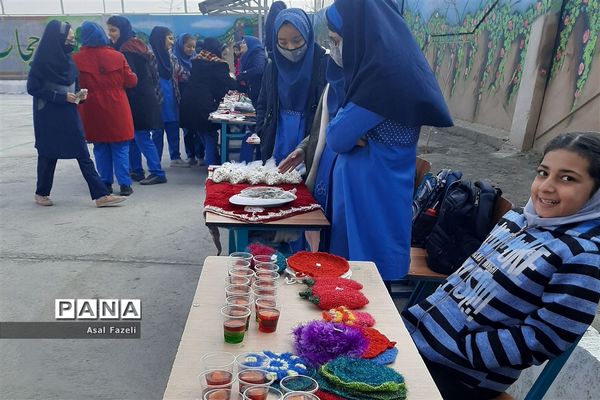 برگزاری جشنواره بومی محلی و دست سازه‌های هنری و جشن 22 بهمن‌ماه در دبستان حیدرعلی