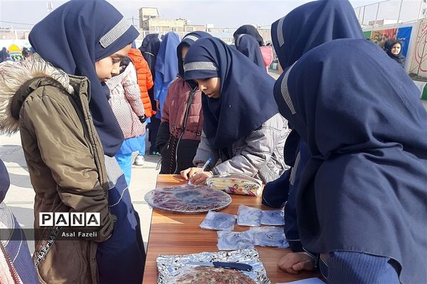 برگزاری جشنواره بومی محلی و دست سازه‌های هنری و جشن 22 بهمن‌ماه در دبستان حیدرعلی