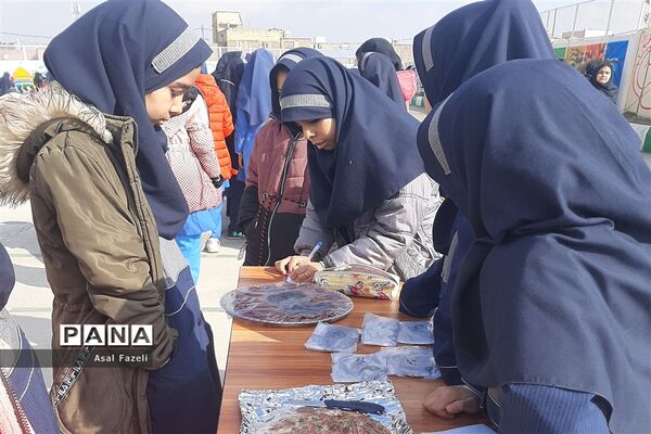 برگزاری جشنواره بومی محلی و دست سازه‌های هنری و جشن 22 بهمن‌ماه در دبستان حیدرعلی