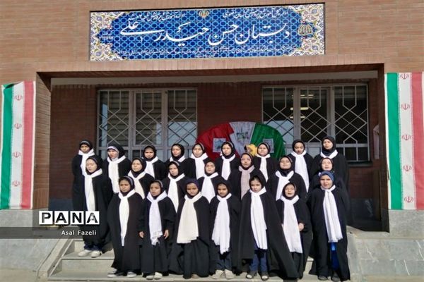 برگزاری جشنواره بومی محلی و دست سازه‌های هنری و جشن 22 بهمن‌ماه در دبستان حیدرعلی