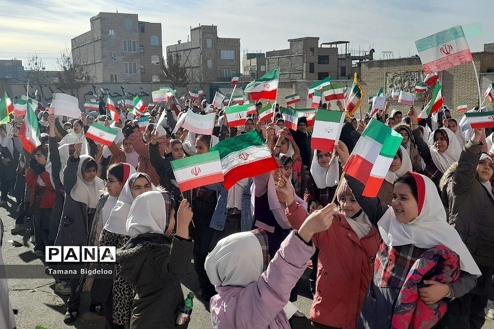 مراسم ایام الله فجر در دبستان دخترانه توفیق شهرستان رباط کریم