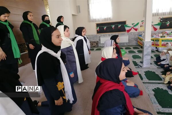 جشن پیروزی انقلاب اسلامی در دبستان شهید خلیل طهماسبی