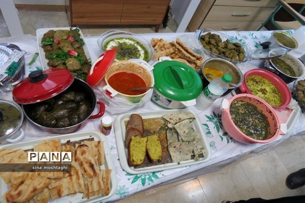 جشنواره غذاهای در هنرستان امام خمینی (ره)