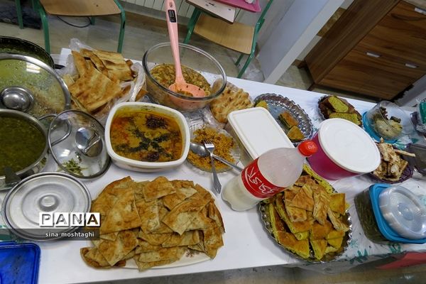 جشنواره غذاهای در هنرستان امام خمینی (ره)