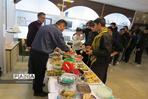 جشنواره غذاهای در هنرستان امام خمینی (ره)