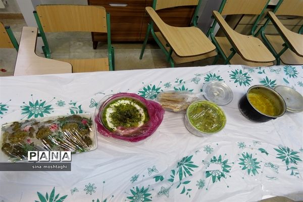 جشنواره غذاهای در هنرستان امام خمینی (ره)