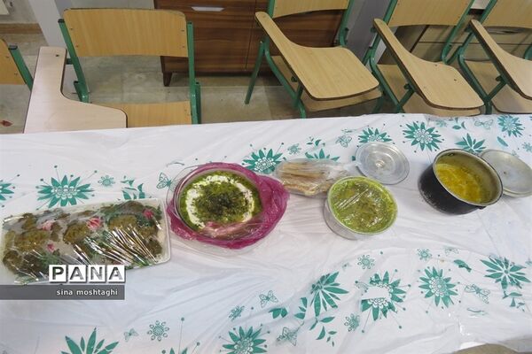جشنواره غذاهای در هنرستان امام خمینی (ره)