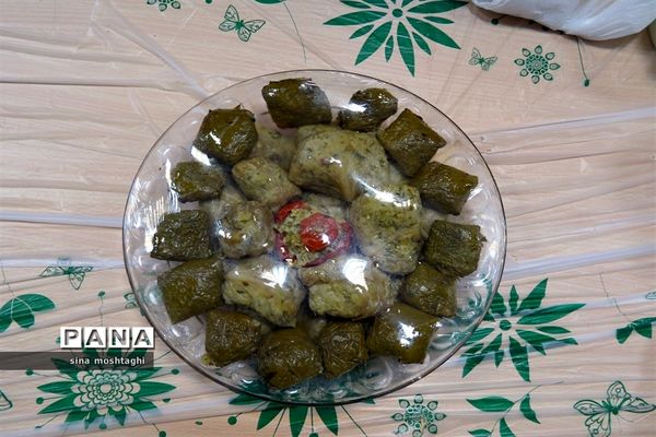 جشنواره غذاهای در هنرستان امام خمینی (ره)