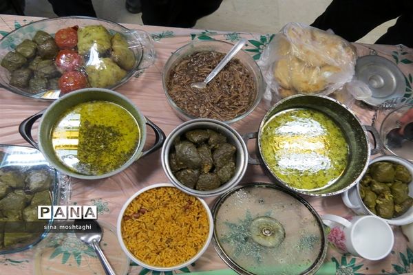 جشنواره غذاهای در هنرستان امام خمینی (ره)