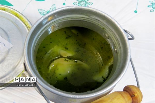 جشنواره غذاهای در هنرستان امام خمینی (ره)