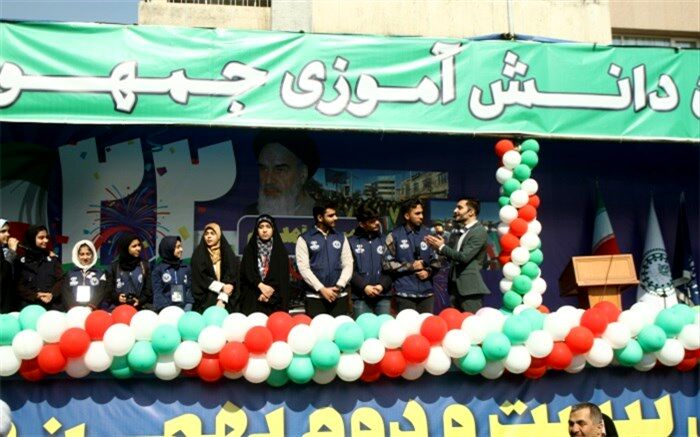 برپایی غرفه سازمان دانش‌آموزی و خبرگزاری پانا در مسیر راهپیمایی یوم‌الله ۲۲ بهمن