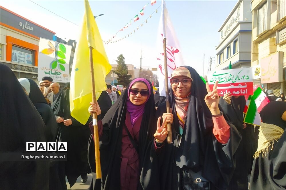 جلوه‌هایی از حضور گسترده مردم قم در راهپیمایی ۲۲ بهمن