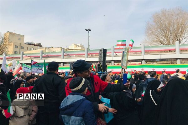 حضور پرشور آموزش و پرورش ناحیه سه مشهد در راهپیمایی 22بهمن