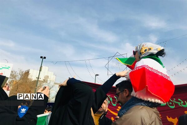 حضور پرشور آموزش و پرورش ناحیه سه مشهد در راهپیمایی 22بهمن