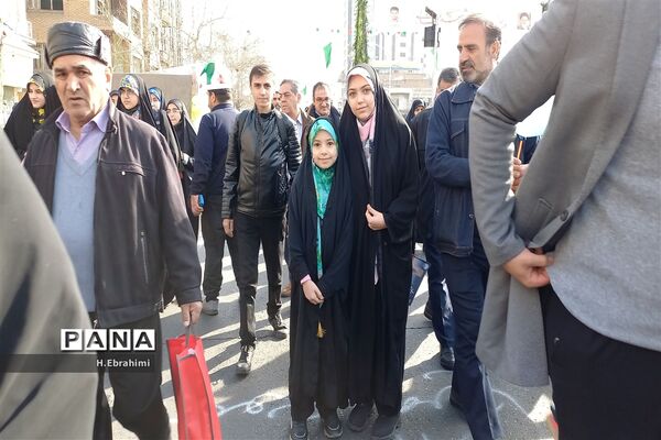حماسه حضور دانش‌آموزان تهرانی در راهپیمایی 22 بهمن 1402
