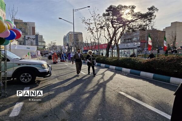 حماسه حضور دانش‌آموزان تهرانی در راهپیمایی 22 بهمن 1402
