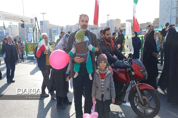 حماسه حضور دانش‌آموزان تهرانی در راهپیمایی 22 بهمن 1402