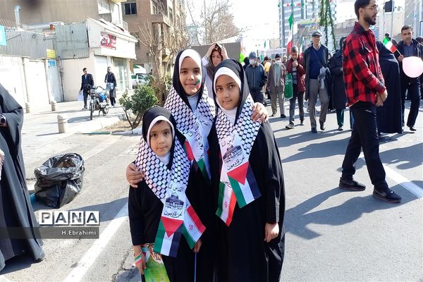 حماسه حضور دانش‌آموزان تهرانی در راهپیمایی 22 بهمن 1402